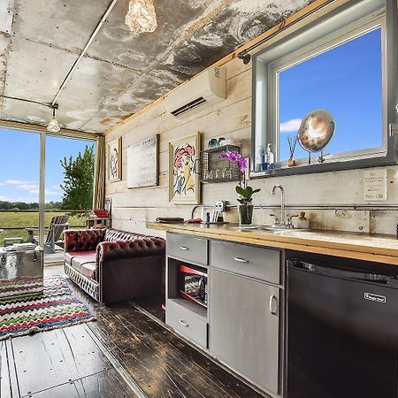 Flophouze Shipping Container Hotel Round Top Exterior foto